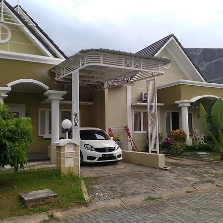 Jasmine Park Guest House Semarang Eksteriør bilde