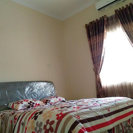 Jasmine Park Guest House Semarang Eksteriør bilde