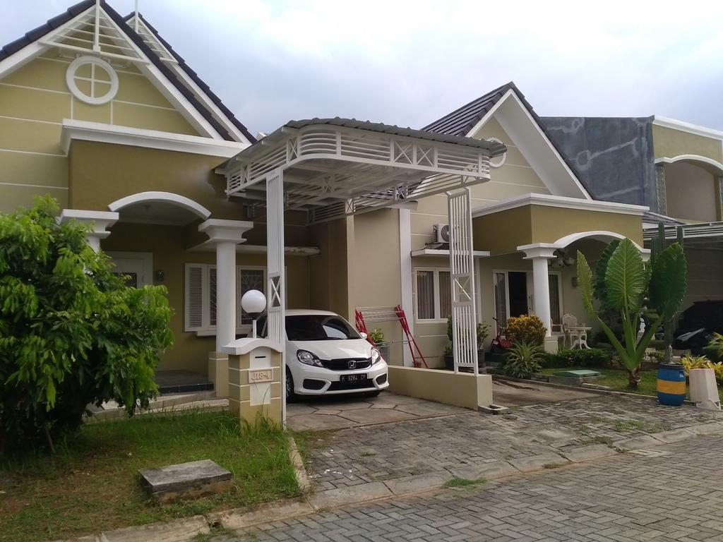Jasmine Park Guest House Semarang Eksteriør bilde