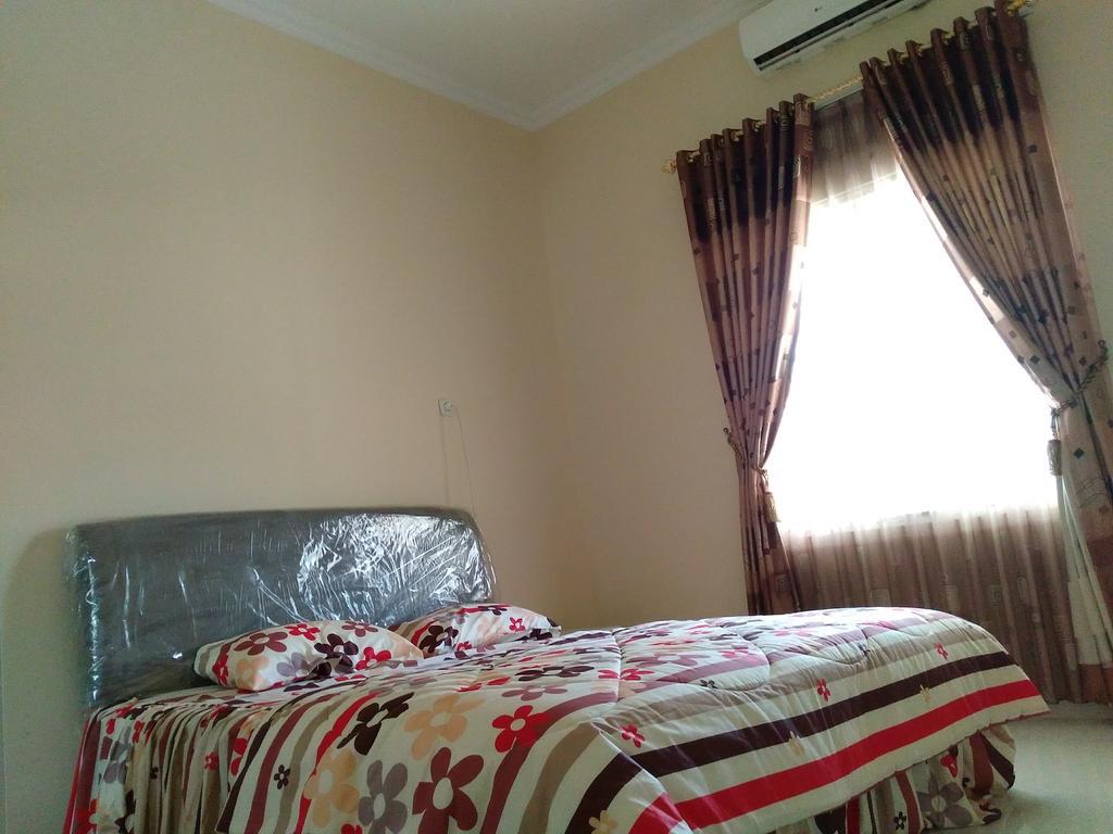 Jasmine Park Guest House Semarang Eksteriør bilde