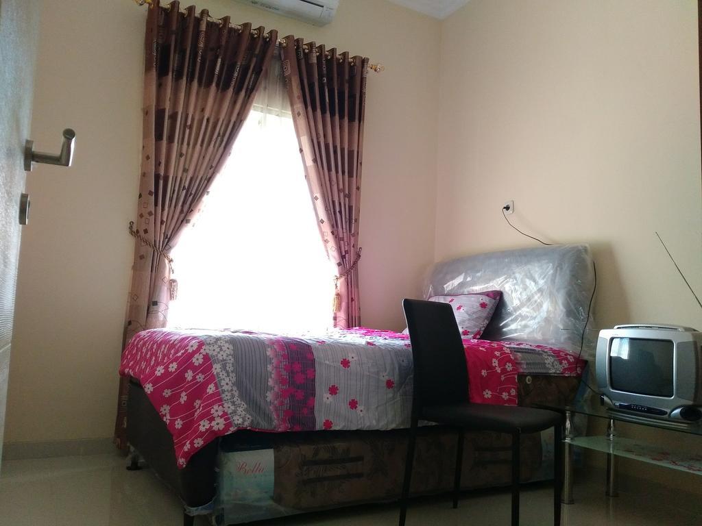 Jasmine Park Guest House Semarang Eksteriør bilde