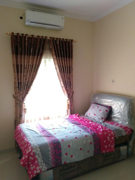 Jasmine Park Guest House Semarang Eksteriør bilde