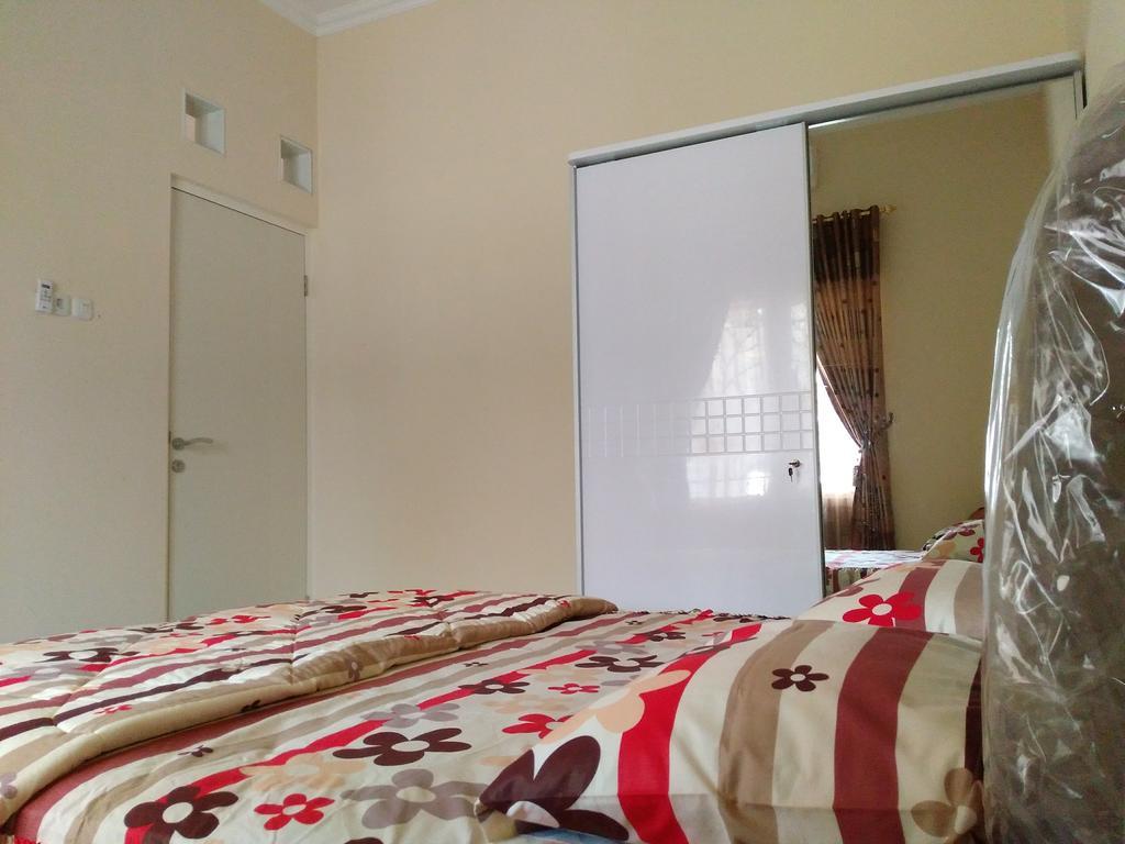 Jasmine Park Guest House Semarang Eksteriør bilde