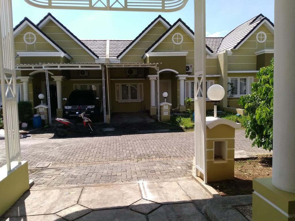Jasmine Park Guest House Semarang Eksteriør bilde