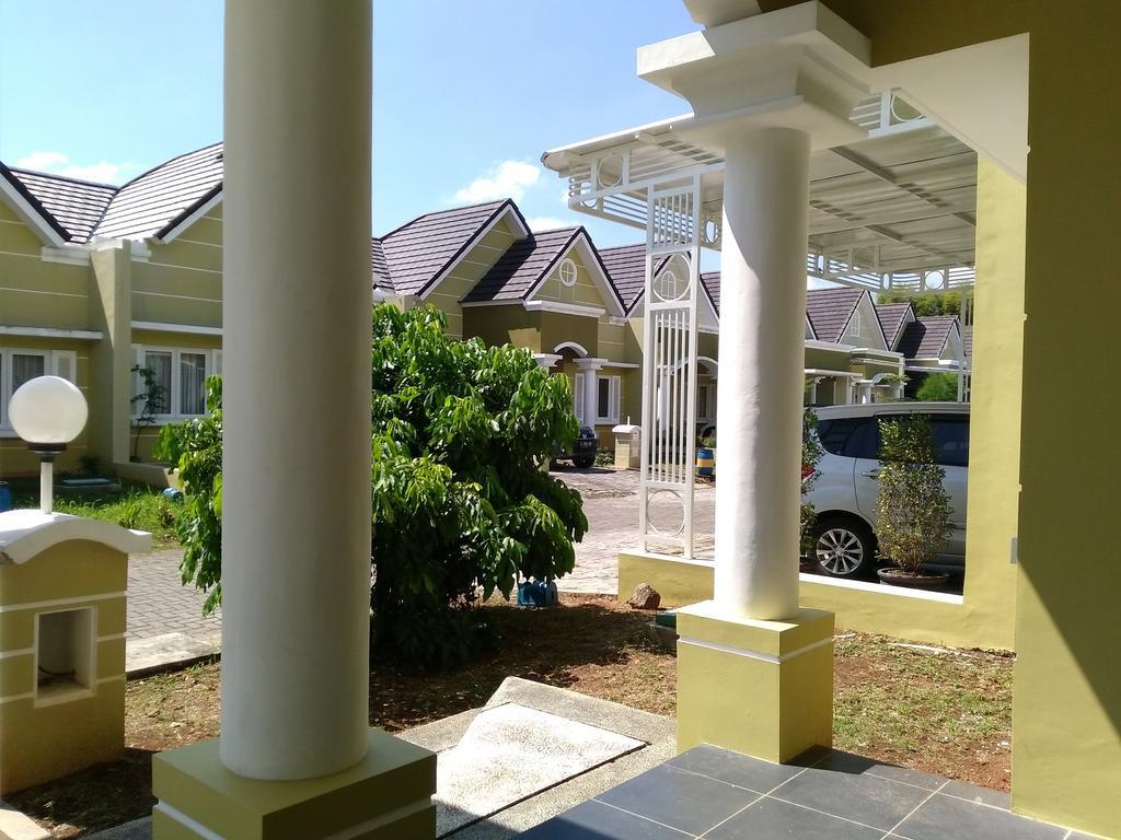 Jasmine Park Guest House Semarang Eksteriør bilde