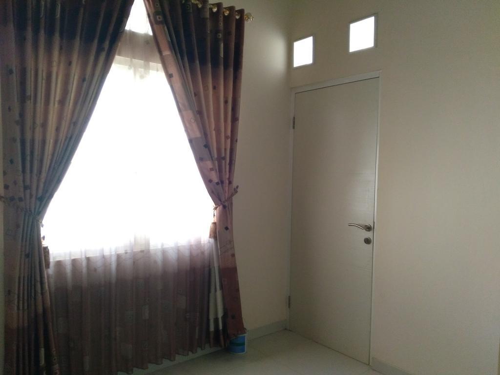 Jasmine Park Guest House Semarang Eksteriør bilde