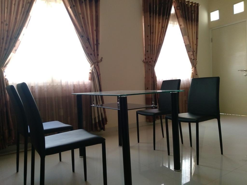 Jasmine Park Guest House Semarang Eksteriør bilde